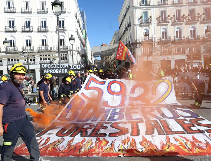 Los bomberos forestales se concentran en la Puerta del Sol para exigir a Ayuso condiciones laborales “dignas”