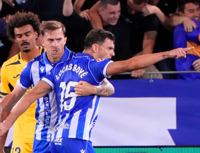El Alavés, lanzado, se hace fuerte ante el Villarreal
