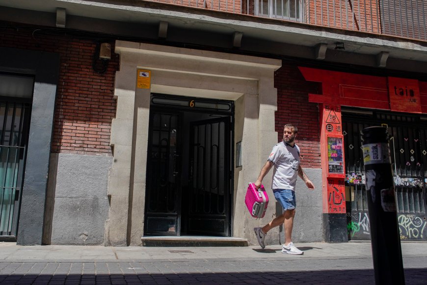 Si se va Paquita, el 6 de la calle de Santa Ana deja de ser un bloque de vecinos: así muere portal a portal un barrio de Madrid