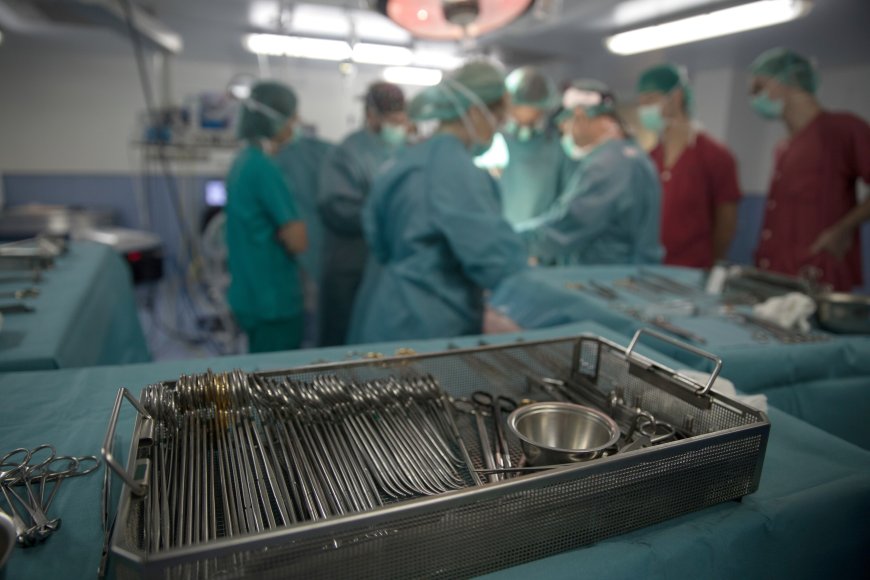 Madrid bate su récord de pacientes pendientes de operación con 114.627 en lista de espera: “No podía más, fui a la privada y pagué 9.000 euros”