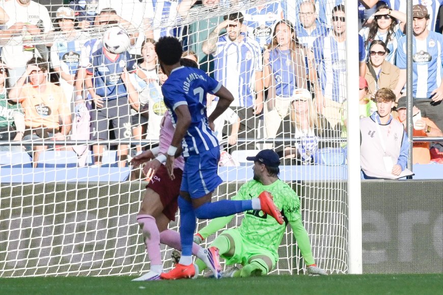 Aubameyang le da brillo al Deportivo ante un mal Valencia