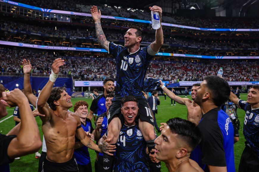 La última función mundial de Leo, el Dios y el pibe de barrio