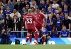 Dos truenos de Isak y el muro de Araujo dan la primera victoria al Liverpool de Iraola