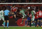 Bartra impulsa a un Betis que se estrena con victoria en Lille