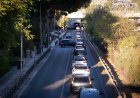 No es fácil salir de Rejas, un barrio de Madrid rodeado de autopistas, sin metro, cercanías y solo tres líneas de autobuses