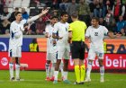 Expulsan al futbolista israelí Sayed Abu Farchi tras celebrar un gol simulando un disparo con el banderín