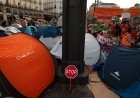Primer día de acampada contra los desahucios y por la vivienda en la Puerta del Sol, en imágenes