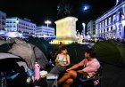 Segunda noche de acampada: “Dormir en la Puerta del Sol no es duro si la dicha es buena”