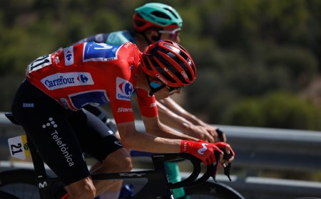 Triunfo de Omrzel en el muro de Calar Alto y golpe del líder Enric Mas en la Vuelta