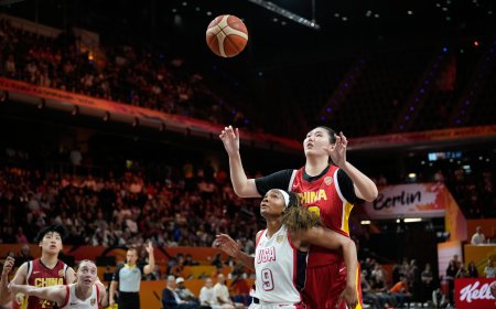 Estados Unidos, con una gran Caitlin Clark, supera a la jugadora más alta de la historia, la china Zhang Ziyu (2,23m)