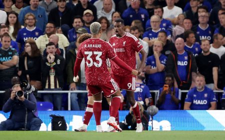 Dos truenos de Isak y el muro de Araujo dan la primera victoria al Liverpool de Iraola