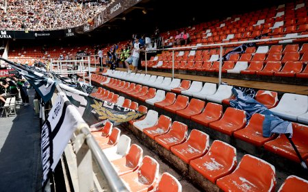 La afición de Mestalla carga contra el palco y el equipo y Corberán responde: “Este partido nos deja a todos tocados”