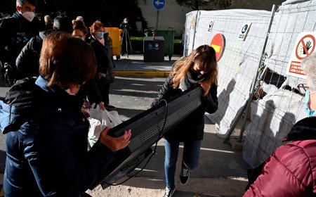 Desalojados en pleno verano y en un limbo dentro de la crisis de las casas derribadas de la línea 7B de Metro