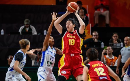 Zhang Ziyu, la “niña” china de 2,23m que asombra en el Mundial y teje peluches