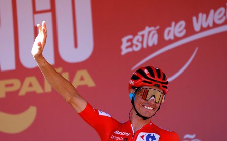 Enric Mas mantiene a raya a Roglic y acaricia la Vuelta a España en una etapa que gana Mikel Landa
