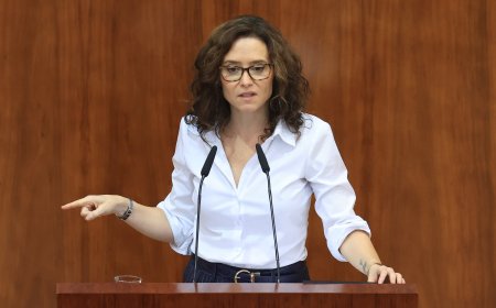 Ayuso se abre a negociar una carrera profesional para los docentes con “hasta 350 euros más al mes”