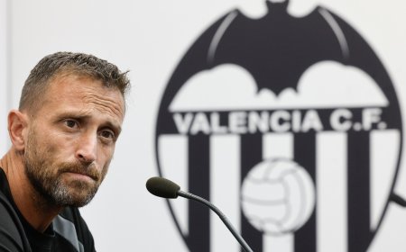Óscar Sánchez, un entrenador interino que tiene fe en el Valencia: “El equipo está totalmente capacitado para ganar al Alavés”
