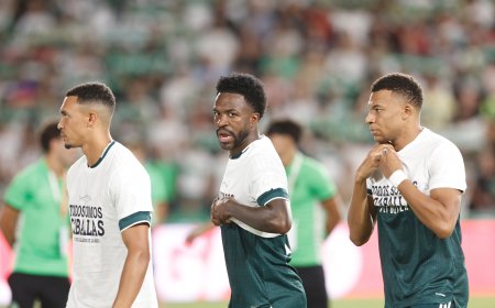 Vinicius, Mbappé y Konaté se desmarcan del homenaje que los futbolistas del Elche - Real Madrid rinden en apoyo a Ceuta