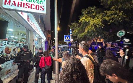 “Maricarmen se queda”: un centenar de activistas espera junto a la anciana a la comisión judicial