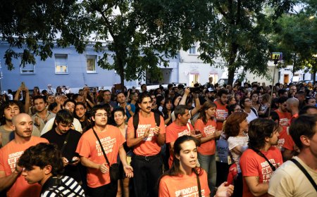 La cuenta atrás para echar a Maricarmen se libra en la calle y los despachos