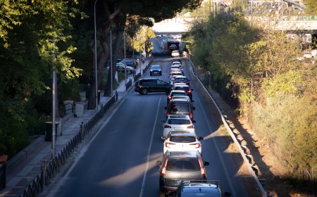 No es fácil salir de Rejas, un barrio de Madrid rodeado de autopistas, sin metro, cercanías y solo tres líneas de autobuses