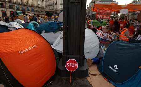 Primer día de acampada contra los desahucios y por la vivienda en la Puerta del Sol, en imágenes