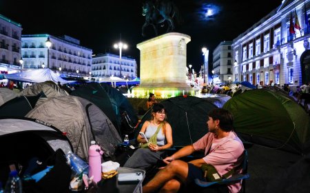 Segunda noche de acampada: “Dormir en la Puerta del Sol no es duro si la dicha es buena”