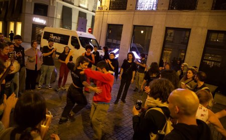 Esperando el ‘decreto Maricarmen’ entre jotas y pasodobles en la acampada de la Puerta del Sol