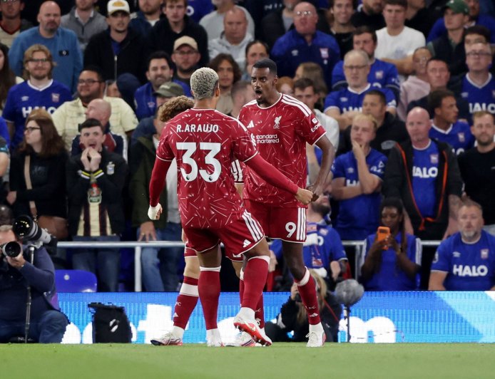 Dos truenos de Isak y el muro de Araujo dan la primera victoria al Liverpool de Iraola