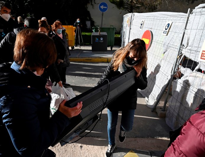 Desalojados en pleno verano y en un limbo dentro de la crisis de las casas derribadas de la línea 7B de Metro