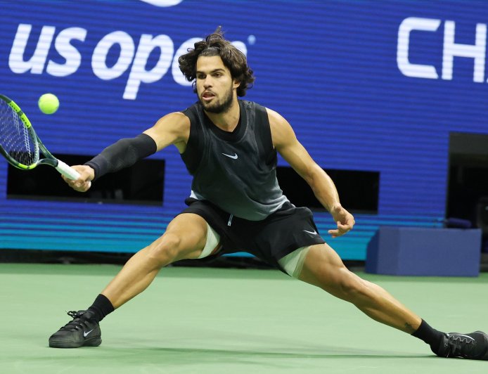 Shelton se impone a Alcaraz en un duelo vibrante y alcanza las semifinales del US Open