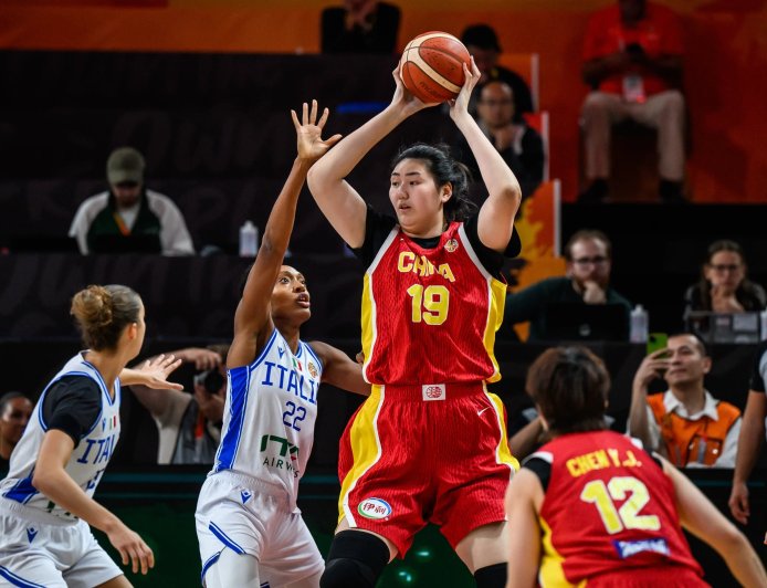 Zhang Ziyu, la “niña” china de 2,23m que asombra en el Mundial y teje peluches