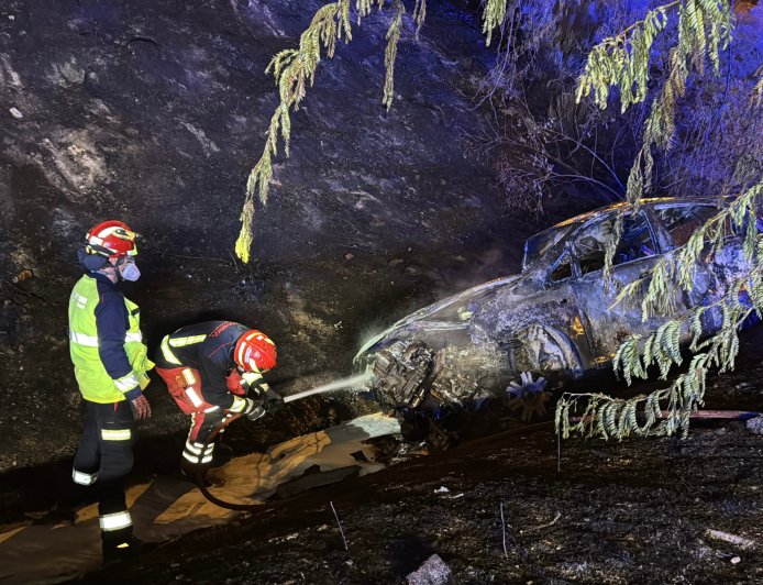 Cuatro jóvenes heridos al caer el coche en el que circulaban por un terraplén y arder en Pinto