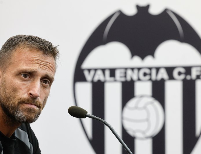 Óscar Sánchez, un entrenador interino que tiene fe en el Valencia: “El equipo está totalmente capacitado para ganar al Alavés”