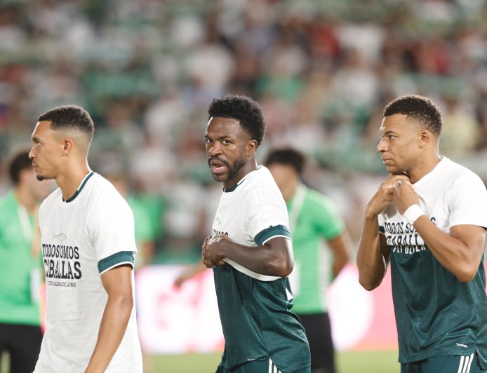 Vinicius, Mbappé y Konaté se desmarcan del homenaje que los futbolistas del Elche - Real Madrid rinden en apoyo a Ceuta