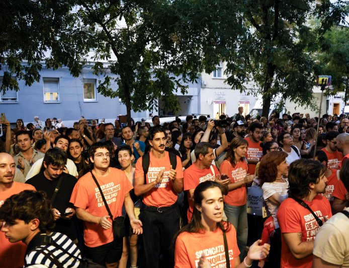 La cuenta atrás para echar a Maricarmen ha comenzado en la calle y los despachos