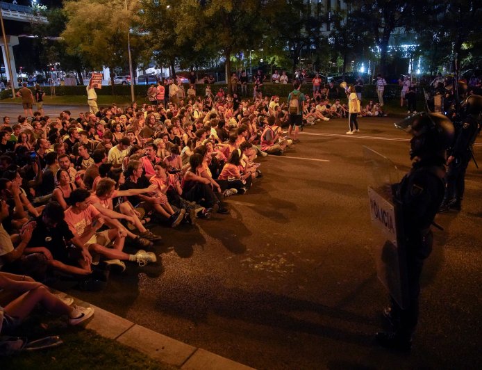 El desahucio de Maricarmen provoca una conmoción social y política