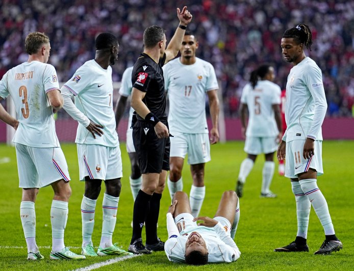 Mbappé marca con Francia y se lesiona en su rodilla izquierda
