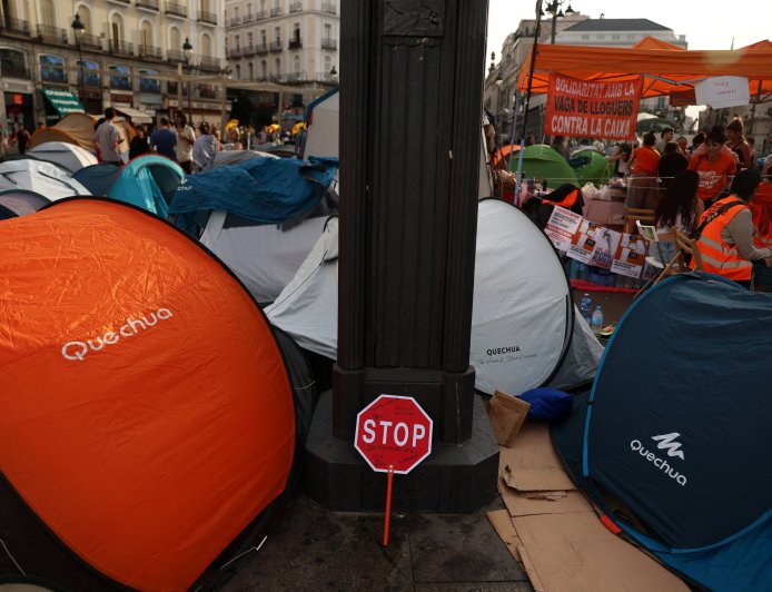 Primer día de acampada contra los desahucios y por la vivienda en la Puerta del Sol, en imágenes