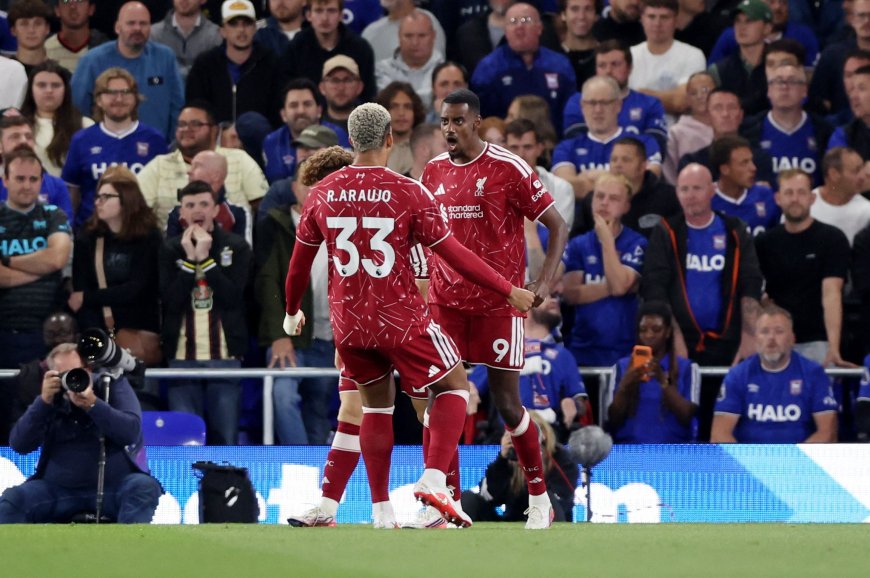 Dos truenos de Isak y el muro de Araujo dan la primera victoria al Liverpool de Iraola