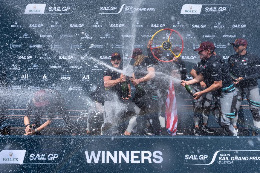Los Gallos se estrellan en el SailGP de Valencia en una jornada sin viento