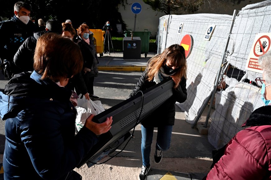 Desalojados en pleno verano y en un limbo dentro de la crisis de las casas derribadas de la línea 7B de Metro