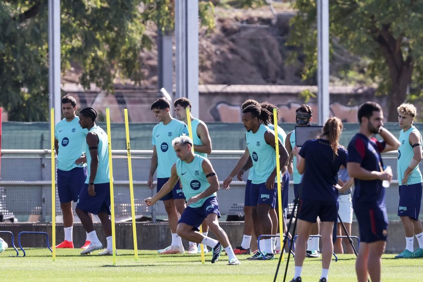 Levante - Barcelona en directo | Flick sale con su once ideal