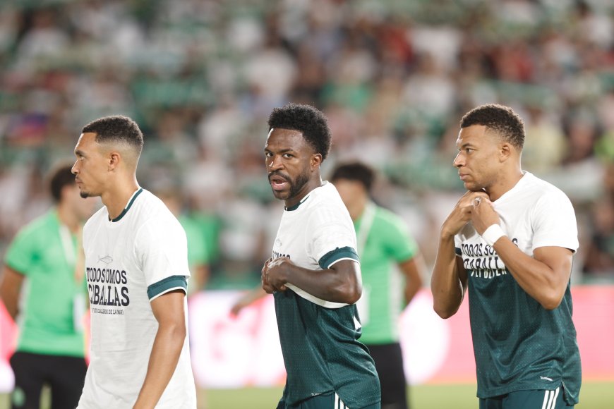 Vinicius, Mbappé y Konaté se desmarcan del homenaje que los futbolistas del Elche - Real Madrid rinden en apoyo a Ceuta
