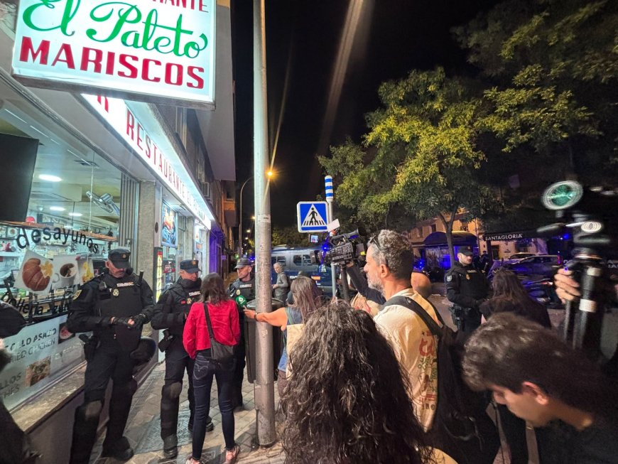 “Maricarmen se queda”: un centenar de activistas espera junto a la anciana a la comisión judicial