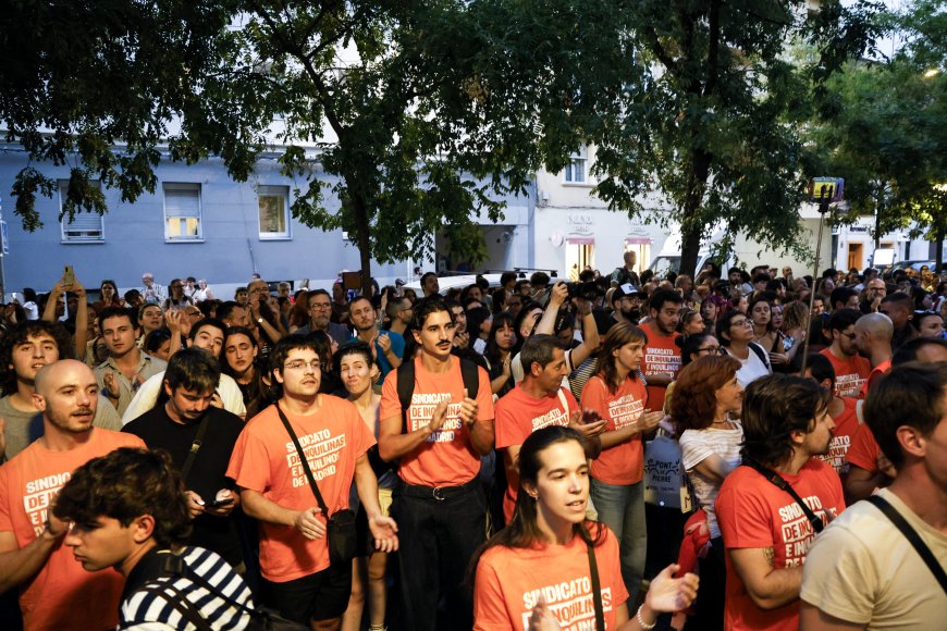 La cuenta atrás para echar a Maricarmen se libra en la calle y los despachos