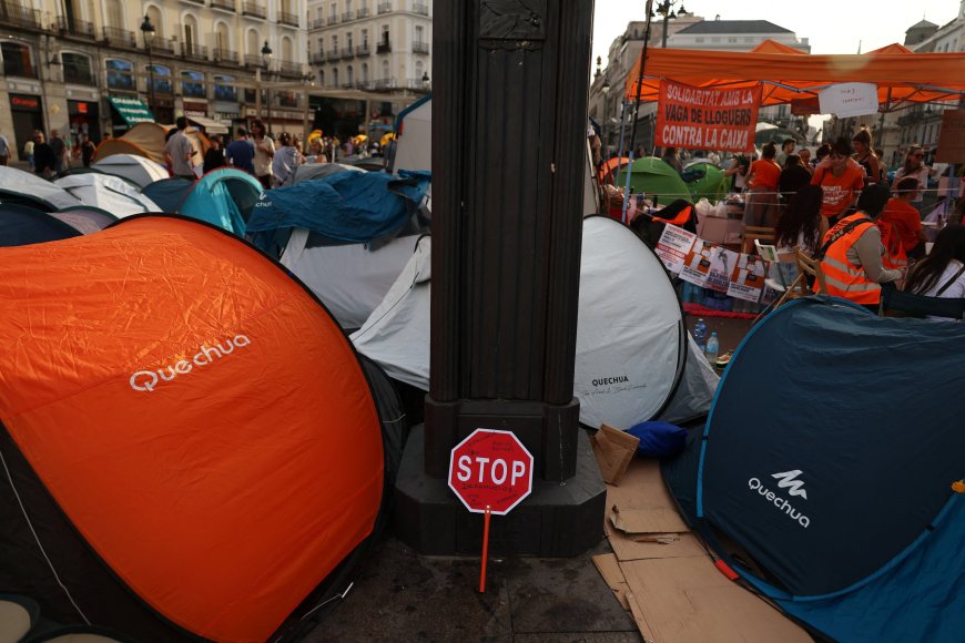 Primer día de acampada contra los desahucios y por la vivienda en la Puerta del Sol, en imágenes
