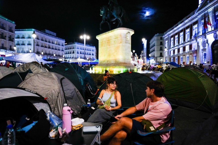 Segunda noche de acampada: “Dormir en la Puerta del Sol no es duro si la dicha es buena”