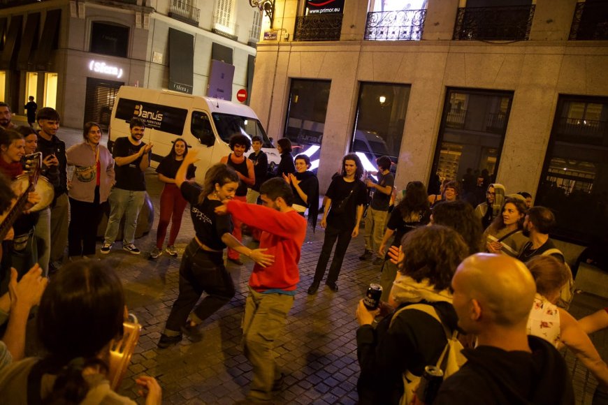 Esperando el ‘decreto Maricarmen’ entre jotas y pasodobles en la acampada de la Puerta del Sol