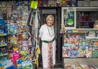 Julia, la quiosquera más longeva de Madrid, con 90 años: “Me da la vida”